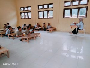 70 Siswa SMP Negeri 12 Darul Makmur Belajar Tampa Mobiler