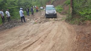 Menggenggam Dua Sisi Setir Berlogo Tiga Lingkaran, Jalan Terjal Kelas Jauh
