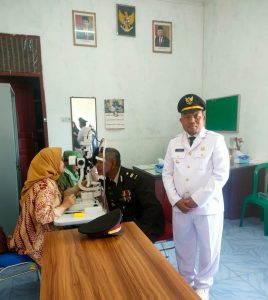 Meriahkan HUT Kemerdekaan RI Ke 77, Camat Woyla Barat Beri Palayanan Pengobatan Kir Mata Gratis