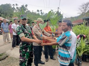 Kerja Perdana, Camat Putri Betung Salurkan 12.000 Bibit Pinang Vitara Di Singah Mule
