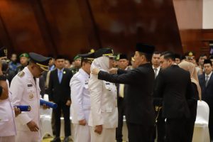 Pj Gubernur Aceh Achmad Marzuki Resmi Lantik Fitriany Farhas Sebagai Pj Bupati Nagan Raya