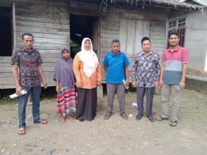 Camat Tripa Makmur Sih Gunawati Tinjau Keluarga Miskin Di Desa Mon Dua