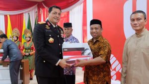 Wujud dari Kepedulian dan Penghormatan Kepada Pahlawan, Kapolda Aceh Serahkan Cenderamata