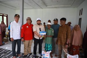 Pj Bupati Muhammad Iswanto Bagikan Bantuan Makanan untuk Lansia
