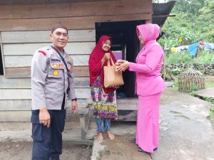 Polsek Putri Betung Salurkan Bansos Kepada Masyarakat Kurang Mampu