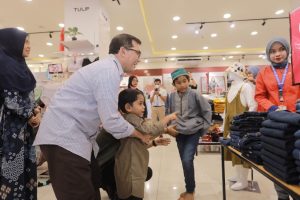 Senangnya Anak Yatim Berbelanja Baju Lebaran bersama Pj Wali Kota
