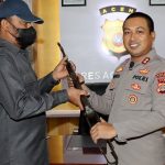 warga aceh tamiang serahkan senjata ak 56 sisa konflik ke polisi