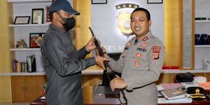 Peninggalan Masa Konflik, Kapolres Aceh Tamiang Terima Sepucuk Senjata AK-56 Dari Seorang Warga