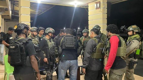tim gabungan dari satgas damai cartenz dan polres yahukimo menangkap 9 orang yang diduga bagian kelompok kriminal bersenjata k 3 169