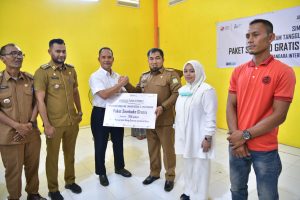 Pj Bupati Aceh Besar bersama Angkasa Pura II Serahkan Paket Sembako Gratis dan Hewan Kurban kepada Warga