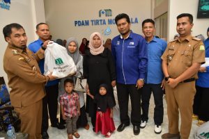 Pj Bupati Aceh Besar Bersama Dirut PDAM Tirta Mountala Serahkan Bantuan Sosial untuk Lansia Miskin dan Balita Stunting