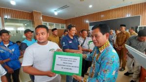 Pj Bupati Ahmadliyah Serahkan Bonus Atlit Peraih Medali Pora 2022