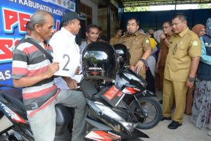Pj Bupati Aceh Besar Serahkan Kursi Roda dan Motor Tiga Roda Kepada Penyandang Disabilitas
