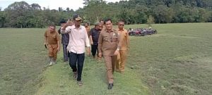 Pj Bupati Ahmadliyah Serahkan 1 Unit Handtraktor di Desa Linggi