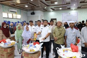 Pj Bupati Aceh Besar Serahkan Bantuan Usaha Ekonomi Produktif