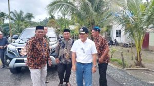 Pj Bupati Ahmadliya Serahkan Hendtracktor Pada Acara Syukuran Padi di Desa Batu Batu