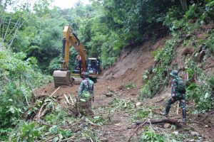 Demi Kesejahteraan Masyarakat, Anggota Satgas TMMD Ke -117 Kodim 0108 Agara Bekerja Penuh Semangat