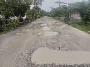 Jalan Lingkar Kabupaten Simeulue Sangat Memprihatinkan