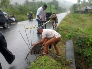 Bahu Jalan Roboh, Tim Teknis UPTD 4 PUPR Aceh Tinjau ke Lokasi