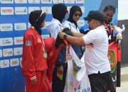 Pj Bupati Iswanto Kalungkan Medali Juara Dayung di Waduk Keuliling