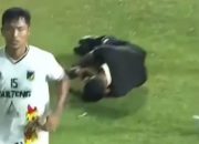 Cabor Sepakbola PON Aceh-Sumut Tercoreng, Wasit Eko Agus Sugiharto Roboh Usai Dipukul Pemain Sulteng
