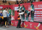 Plh Sekda Aceh Serahkan Medali Emas untuk Atlet Bola Basket di PON XXI Aceh-Sumut