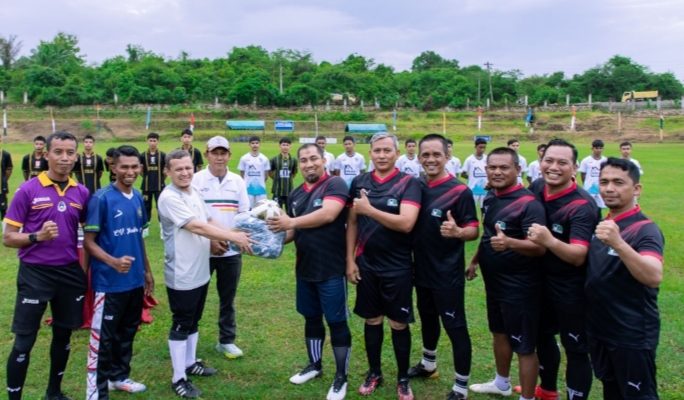 Pj Bupati Aceh Besar Buka Turnamen Oemar Diyan Cup VI Diawali Pertandingan Eksebisi Pemkab Abes FC Vs Oemar Diyan FC