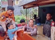 TNI-Polri Bantu Evakuasi Korban Banjir 1,5 Meter