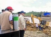 Gubernur Mualem Dampingi Presiden Prabowo Tinjau Jembatan Bailey Teupin Mane dan Pos Pengungsian di Bireuen