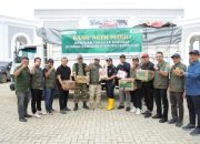 Dirut Bank Aceh Serahkan Paket Bantuan Untuk Korban Banjir di Kabupaten Pidie Jaya