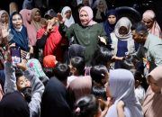 Ketua TP PKK Aceh Bagikan Keceriaan untuk Anak-Anak Korban Banjir di Bireuen