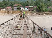 Pasca Banjir, Posramil Darul Hasanah Bersama Warga Perbaiki Jmbatan Gantung