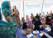 Tinjau Sekolah Darurat, Kak Na: Jaga Semangat Belajar Anak-Anak Kita