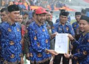 Di Bawah Hujan Deras, Harapan Itu Datang: Mualem Serahkan SK PPPK Paruh Waktu untuk Ribuan Honorer