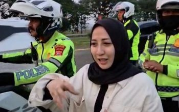 Panik Tertinggal di KM 130, Pemudik Ini Akhirnya Bertemu Keluarga Berkat Polisi