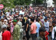Seribuan Warga Padati Meuligoe Terima THR dari Mualem