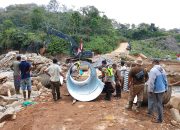Sinergi TNI dan Warga, Pembangunan Jembatan Armco Diawali Prosesi Adat