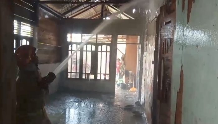 Diduga TV Meledak, Kebakaran Hanguskan Sebagian Rumah Warga Cot Preh