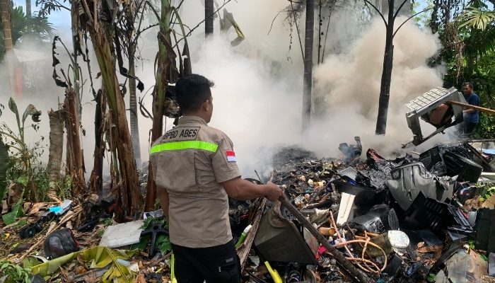 Kebakaran Tumpukan Sampah di Ingin Jaya, Api Nyaris Menjalar ke Gudang Rongsokan