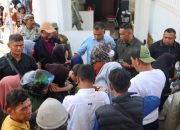 Mualem Bagikan Uang Meugang dari Dana Pribadi, Seribuan Warga Datangi Meuligoe Gubernur Aceh