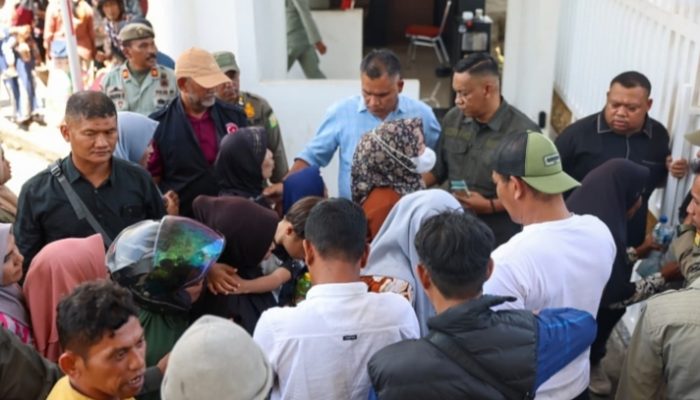 Mualem Bagikan Uang Meugang dari Dana Pribadi, Seribuan Warga Datangi Meuligoe Gubernur Aceh