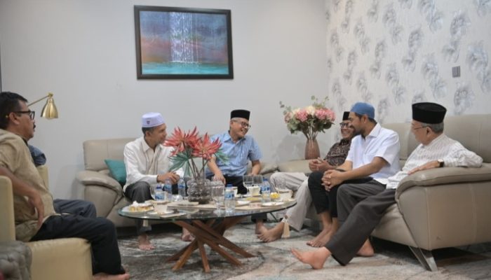 Mualem Takziah ke Rumah Duka dr. Zaini Abdullah, Kenang Pengabdian Sang Mantan Gubernur Aceh