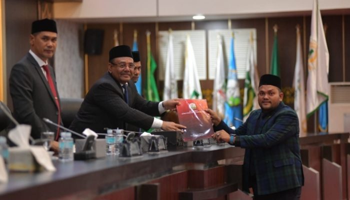 Sekda Aceh Hadiri Paripurna Persetujuan Tiga Raqan Inisiatif DPRA