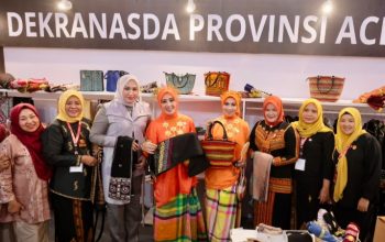 Ketua Harian Dekranas Beri Semangat “Aceh Bangkit” Saat Kunjungi Stand Dekranasda Aceh
