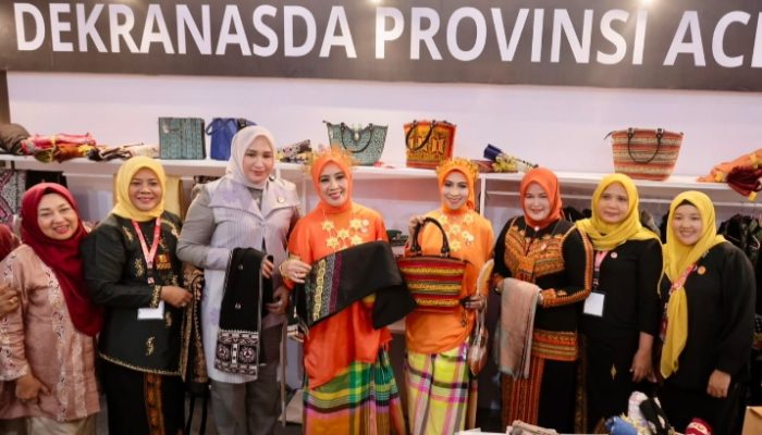 Ketua Harian Dekranas Beri Semangat “Aceh Bangkit” Saat Kunjungi Stand Dekranasda Aceh