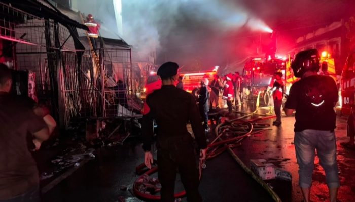 Quick Response Gegana Brimob Polda Aceh Dukung Pemadaman Kebakaran di Lamdingin