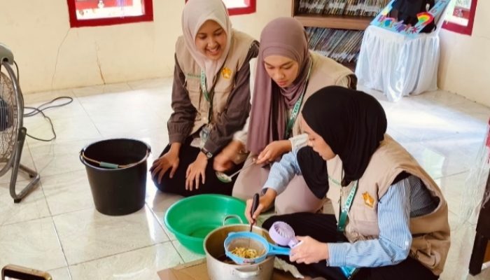 Mahasiswa KKN USK Ajarkan Ibu PKK Aceh Besar Olah Serai Jadi Spray Anti Nyamuk Bernilai Ekonomi