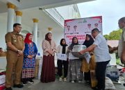 Tiba di Bumi Ate Fulawan, Kak Na Serahkan Bufferstok Senilai Rp2.2 Miliar