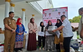 Tiba di Bumi Ate Fulawan, Kak Na Serahkan Bufferstok Senilai Rp2.2 Miliar