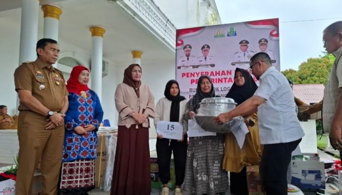 Tiba di Bumi Ate Fulawan, Kak Na Serahkan Bufferstok Senilai Rp2.2 Miliar